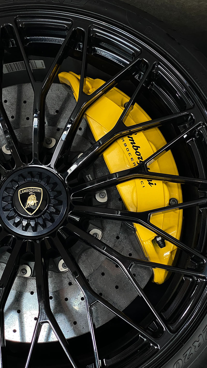 Lamborghini wheel and break with the caliper in yellow.