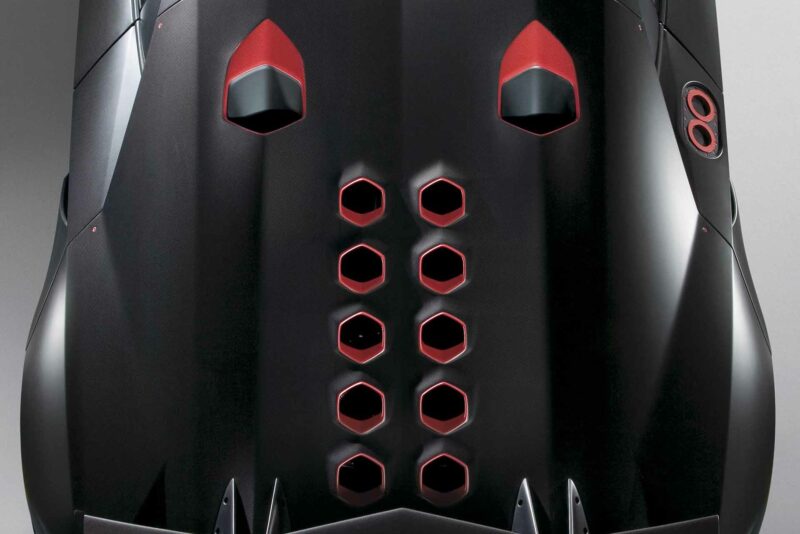 Engine cover of the Sesto Elemento with 10 hexagons with red accents indicating a V10 engine.